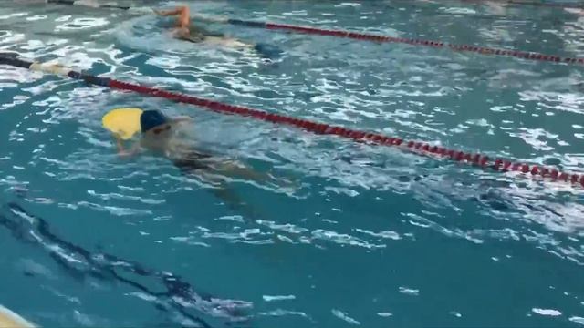 Мальчишки В Большом бассейне