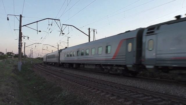 «Таврия» ЭП1П-052 с поездом №374 Смоленск-Симферополь прибывает на станцию Миллерово смотреть онлайн