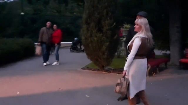 ЗА ЛЕСАМИ И СТЕПЯМИ ЭТА ДЕВУШКА ЖИВЁТ!???/ТАНЦЫ В ПАРКЕ ГОРЬКОГО ХАРЬКОВ СЕНТЯБРЬ 2021 смотреть онлайн