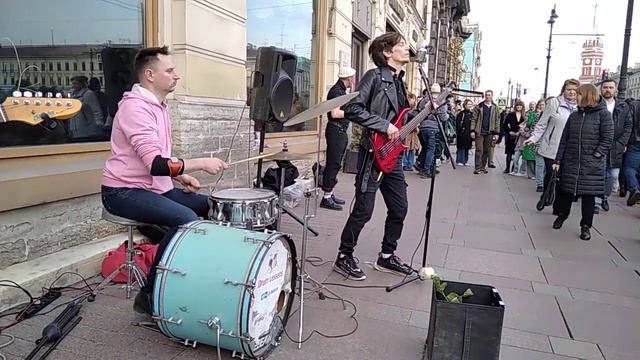 УЛИЧНЫЕ МУЗЫКАНТЫ СПб гр.ШУМНЫЕ СОСЕДИ(8),11.04.23. смотреть онлайн