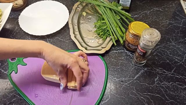 Лёгкий салат из листьев салата с сыром и помидорами смотреть онлайн