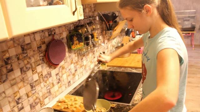 Кулинарная рубрика часть 2 - Печем печеньки, "Орешки"! смотреть онлайн