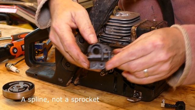 Mac 335 McCulloch Chainsaw Oil Pump Servicing. смотреть онлайн