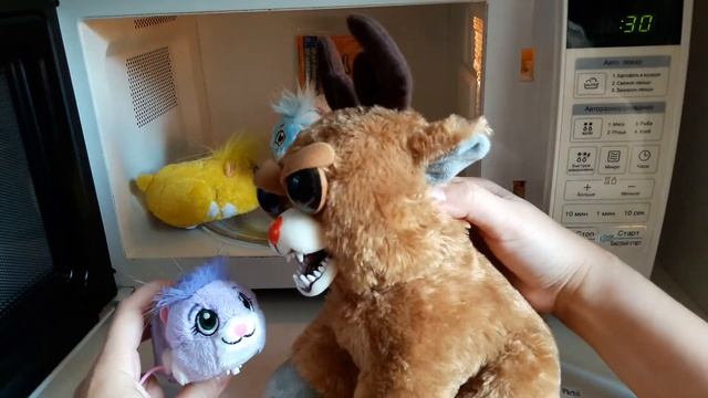 ХОМЯКИ ЖУЖИКИ ЗАЛЕЗЛИ в МИКРОВОЛНОВКУ! смотреть онлайн