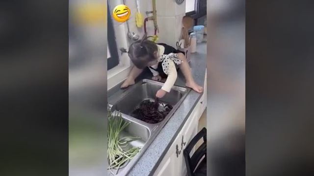 ❤ Добрая и бесстрашная девочка спасает раков..mp4 смотреть онлайн