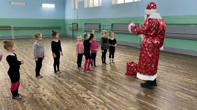 Гимнастки получают новогодние подарки смотреть онлайн