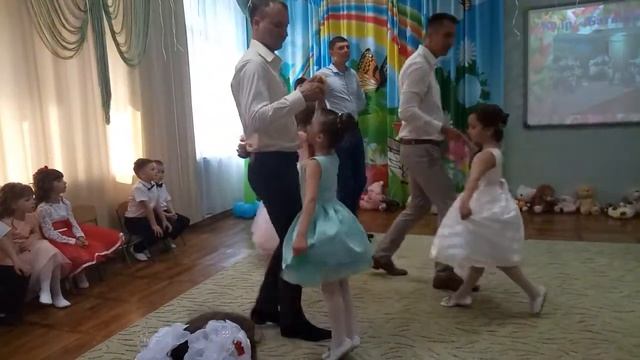 танец папы и дочки 1часть смотреть онлайн