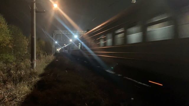 Электровоз ЧС4Т с пассажирским поездом смотреть онлайн