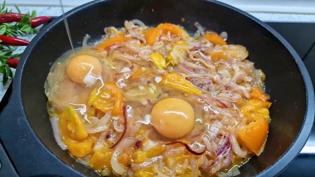 Gießen Sie einfach das Ei auf die Zwiebel und das Ergebnis wird erstaunlich sein! Einfach und lecke