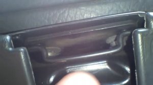 Не гаснет свет в бардачке приора.Одна из причин.