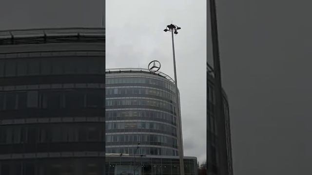 Вращающийся логотип на крыше смотреть онлайн