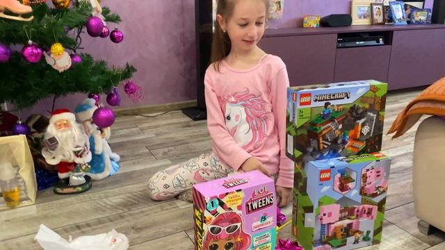 Открываем новогодние подарки майнкрафт лего свинья, заброшенная шахта и куклу лол серии "Tweens" смотреть онлайн