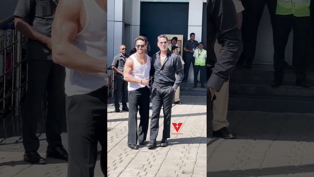 Upcoming Film Chote Miyan Bade Miyan Star Actor Akshay Kumar &Tiger Shroff Spotted At Kalina Airpor смотреть онлайн