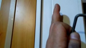 Регулировка петли пластиковой двери.