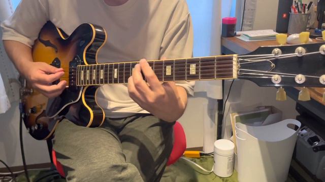 ES330 Gibson (2011) Custom Shop VOS with Bigsby B3 unplugged and through Epiphone Valve junior смотреть онлайн
