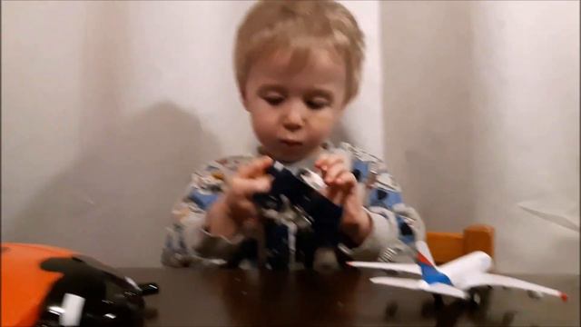 Дима играет в игрушки. Бой с трансформером. смотреть онлайн