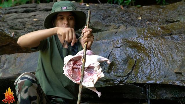 Solo Overnight Bushcraft Tent Made From Plastic Wrap At The Mountain, Survival Winter Camping смотреть онлайн