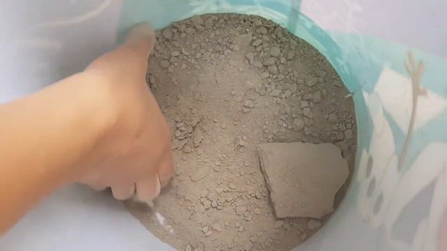 топырак бор жеу/ ем мел глину/ eating chalk clay crushing & crumbling asmr смотреть онлайн