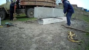 фундамент для бани  установка блоков ломаем 2.40 на половинки