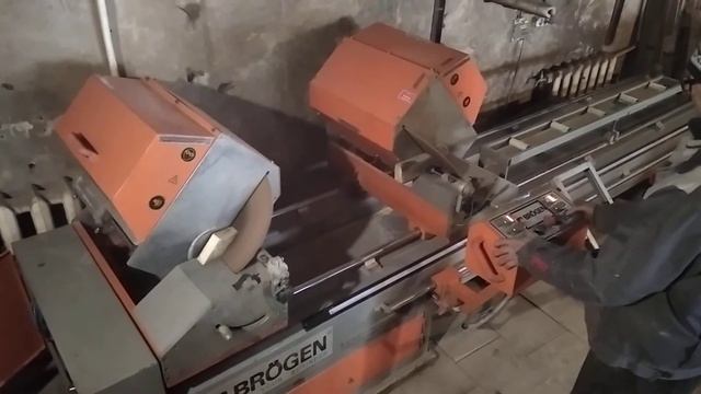 Двуголовочный отрезной станок для пластикового и алюминиевого профиля. смотреть онлайн
