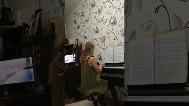 Играю Осенний эскиз на пианино :3 смотреть онлайн
