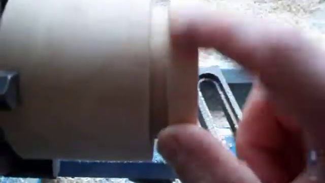 Деревянная плашка переходник, помогающая закрепить деталь в токарном патроне смотреть онлайн