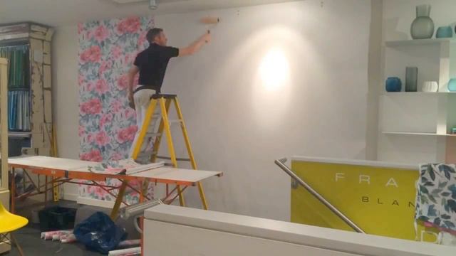 How to wallpaper your wall with Designers Guild смотреть онлайн
