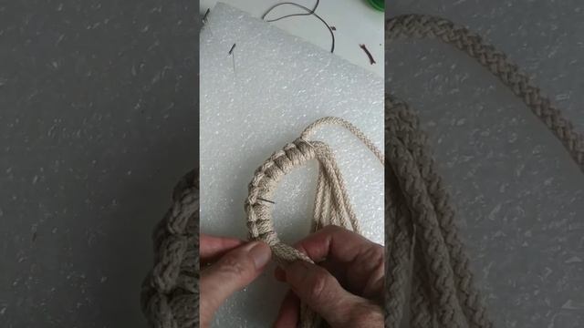 МАКРАМЕ. Мастер класс Плетение КАШПО. часть1. Выполнение петли.#макраме #кашпо #плетение_кашпо смотреть онлайн