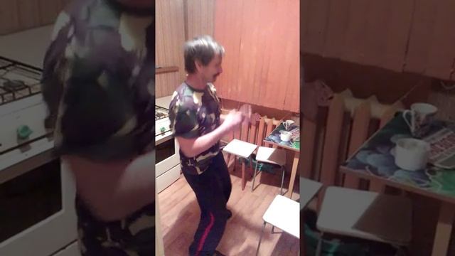 Не реальный танец. Пьяный танцует. смотреть онлайн