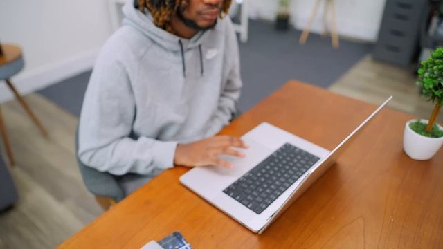 M1 Max 16in MacBook Pro Unboxing & Hands-On! смотреть онлайн