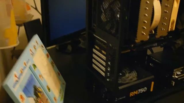 Тесный Fractal Design 2500, огромный Noctua NH-D14 и превосходная GTX 970 смотреть онлайн