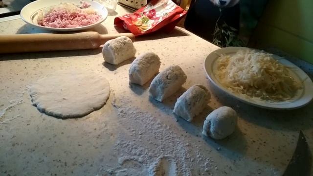 Лепёшки с колбасой и сыром на творожном тесте.