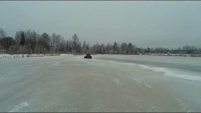 Катание детей на самодельном вездеходе.