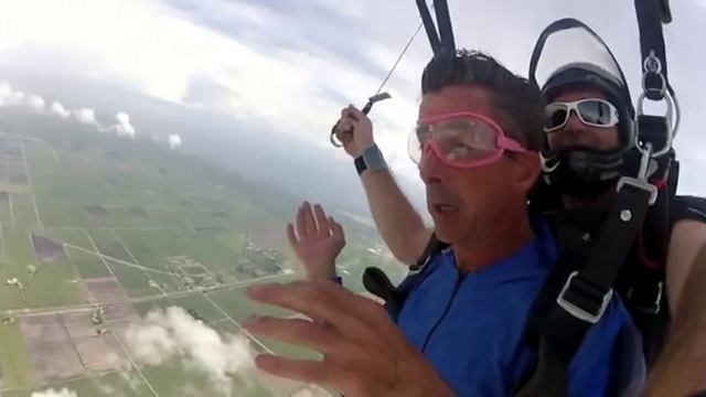 Man freaks out on Tandem Skydive смотреть онлайн