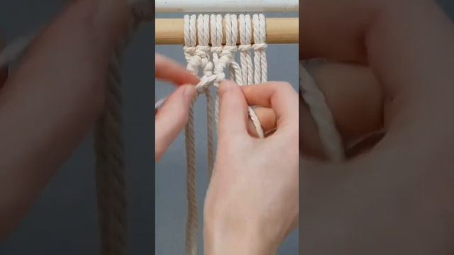 Очень люблю этот узор #макраме #макрамедекор #макрамеузел #макрамеузор #макрамеидеи #макрамеурок смотреть онлайн