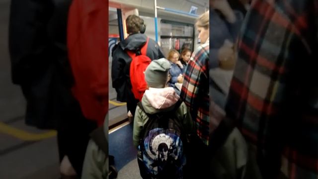 МАМА С ТРЕМЯ ДЕТЬМИ СТОИТ НИКТО МЕСТО НЕ УСТУПИЛ. ДАЖЕ ПОСЛЕ ТОГО КАК Я ПРОСИЛА УСТУПИТЬ смотреть онлайн
