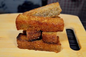 Гренки с чесноком. Рецепт гренок как в баре. Сухарики в домашних условиях