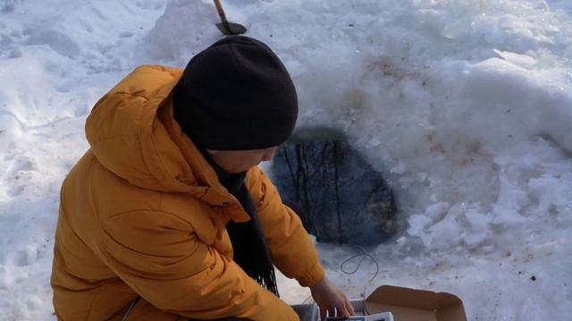 Запускаю Налима в пруд для того чтобы он съел Осетра. Налим подрастет будет классная клевая рыбалка смотреть онлайн