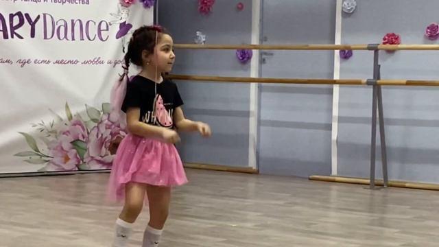 Малявка Хит / Танцевальный номер / Эмили / Dance Emily 2022 смотреть онлайн