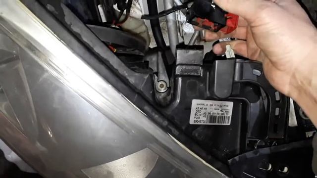 Замена лампы головного света #Peugeot 207 смотреть онлайн