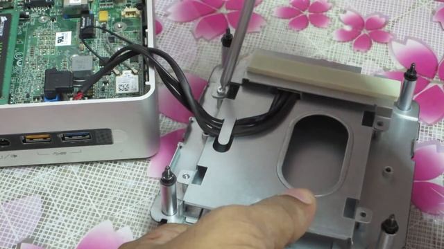 Mini PC Intel® NUC Kit NUC5i3RYH Unboxing and Installation смотреть онлайн