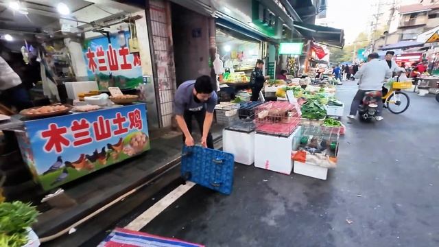 武汉山海关晚市 高楼大厦环绕下的温馨街市 汉式煨汤 汽水包 炒花饭 三鲜豆皮蚌壳做 新鲜的蔬菜水果 小路不长，老街逼仄 只要一罐热腾腾的武汉煨汤 便足以让人在深秋的傍晚浑身舒坦