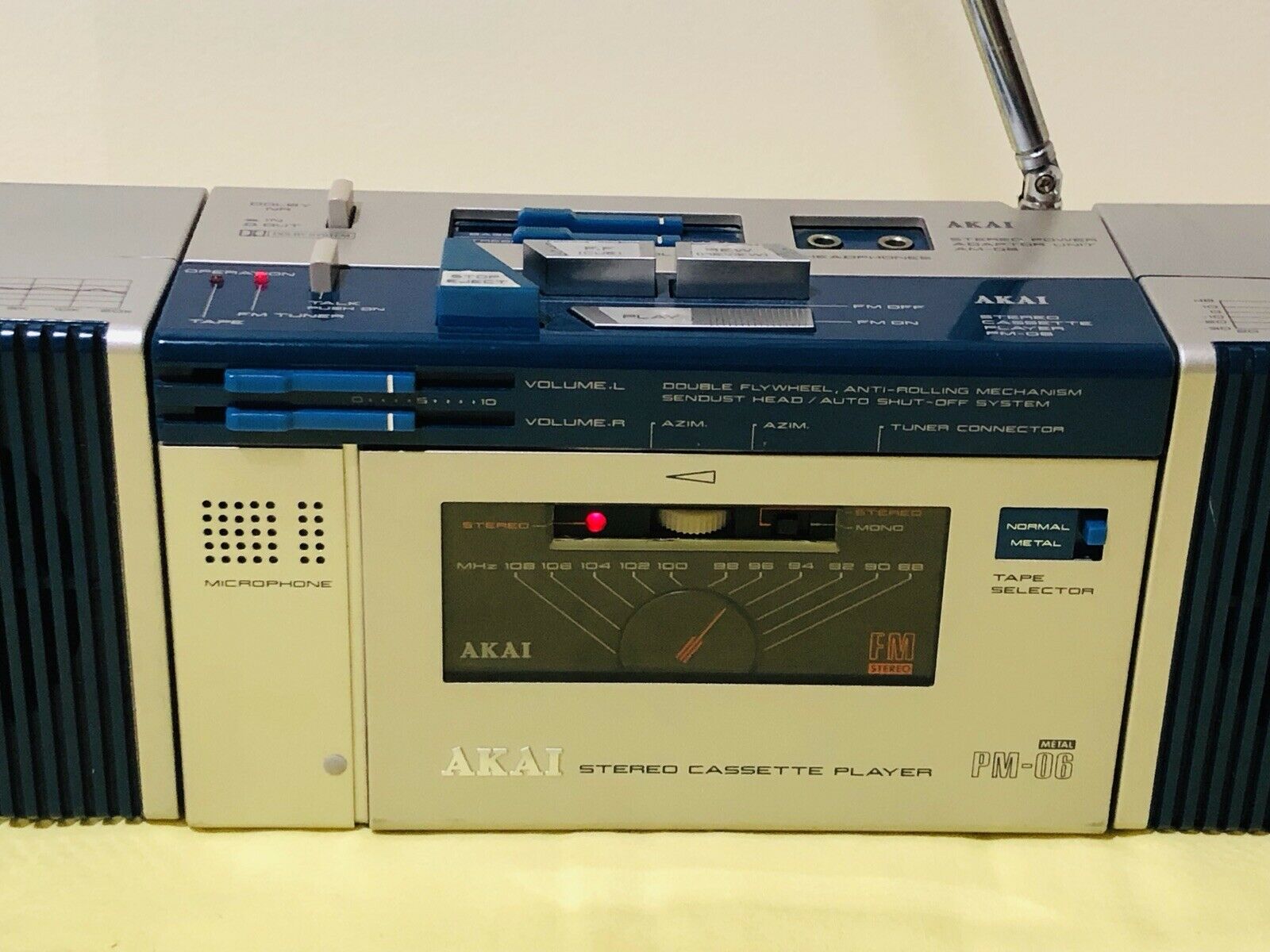AKAI PM-06 Micro Boombox.