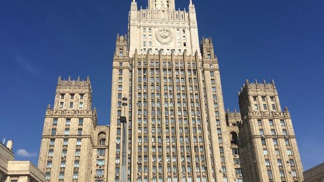 ?Метро "Смоленская" (Арбатско-Покровская линия) - Прогулка до площади Европы? смотреть онлайн