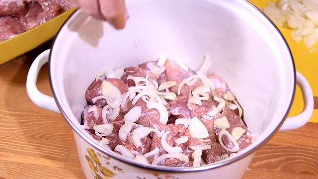 ШАШЛЫК. РЕЦЕПТ МАРИНАДА ДЛЯ ШАШЛЫКА ИЗ СВИНИНЫ. МАРИНАД НА КЕФИРЕ. смотреть онлайн