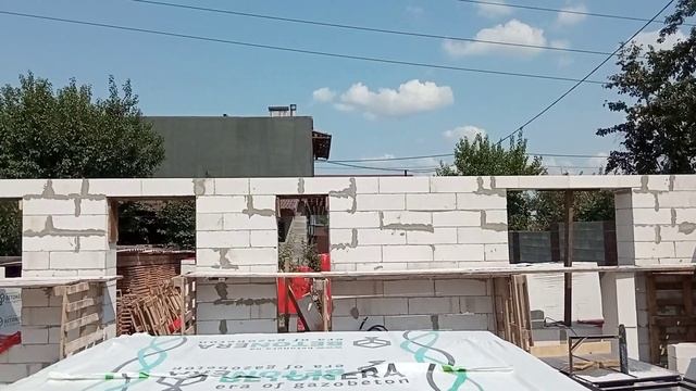 долаживаем последний ряд дома и армопояс.