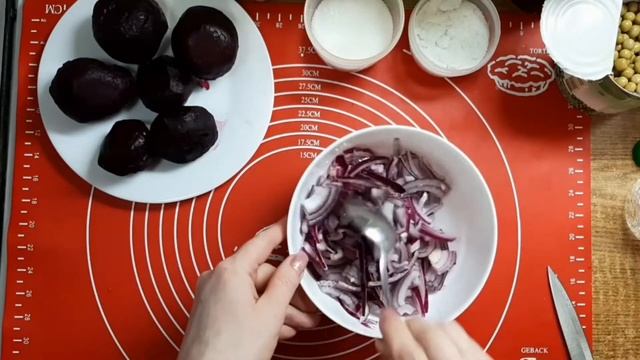 Салат со свеклой, селедкой и горошком смотреть онлайн