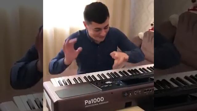 Кайфует от музыки смотреть онлайн