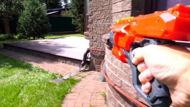 Видео игра для мальчиков - Бластер Нерф или Рогатка! Что круче? – Стрелялка с шариками в бассейне. смотреть онлайн