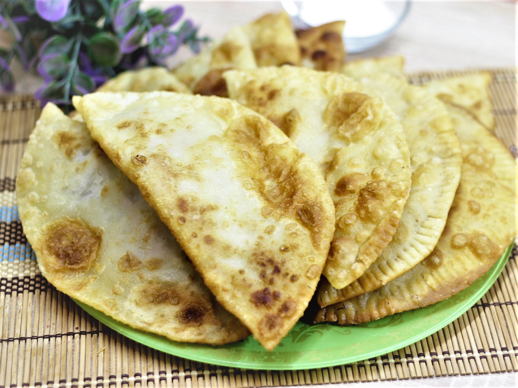 СЕКРЕТ Чебуреков✨ О-о-очень вкусные? Пузырчатые, Сочные и Хрустящие ЧЕБУРЕКИ?Приятного просмотра. смотреть онлайн